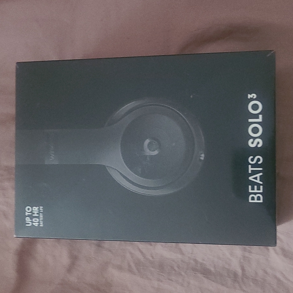 Brand new in box beats solo 3